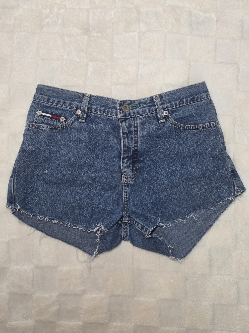 VINTAGE (JULY 2000) TOMMY HILFIGER MEDIUM WASH JEAN SHORTS SIZE 5